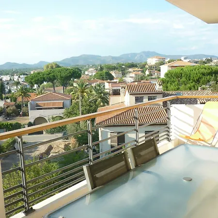 Bright In St Raphael With A Balcony, Great Views And Ac